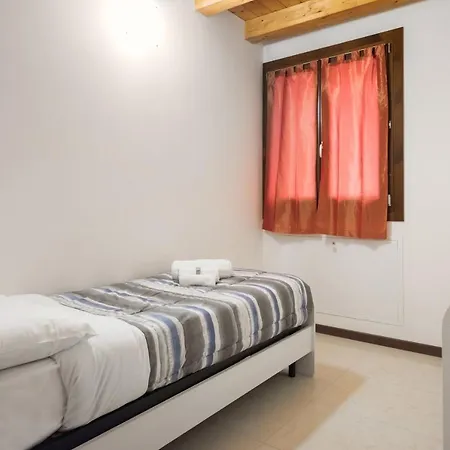 Dimora San Zeno 6, 5 Beds Apartment Verona